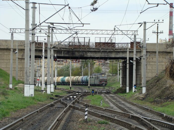 Провода над железной дорогой опасны. |Фото: m.bk55.ru.