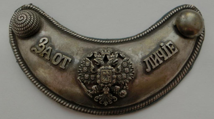 В XVIII веку горжет стал офицерским знаком отличия. |Фото: yaplakal.com.
