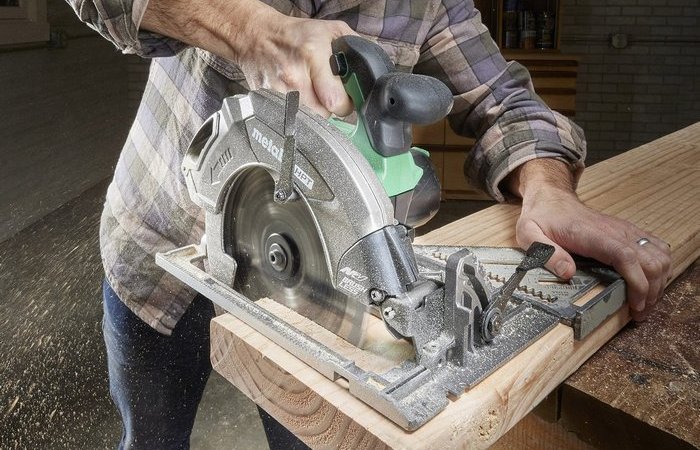 Важно правильно держать и правильно стоять.