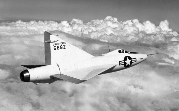 Convair XF-92 - самолёт с дельтовидным крылом.