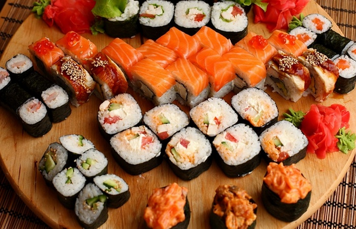 Безумное соревнование: конкурс по поеданию суши.