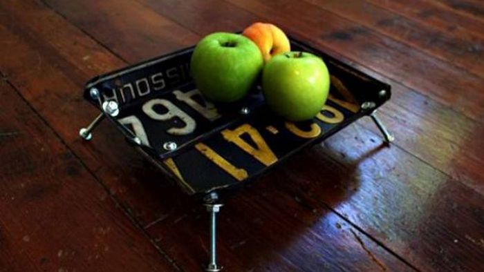 Нестандартное решение: корзинка для фруктов из номерных знаков.