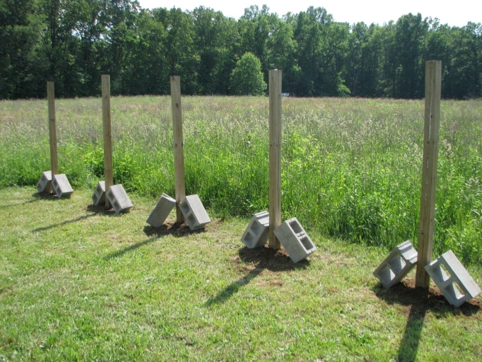 Ставить забор не просто. /Фото: kasheloff.ru.