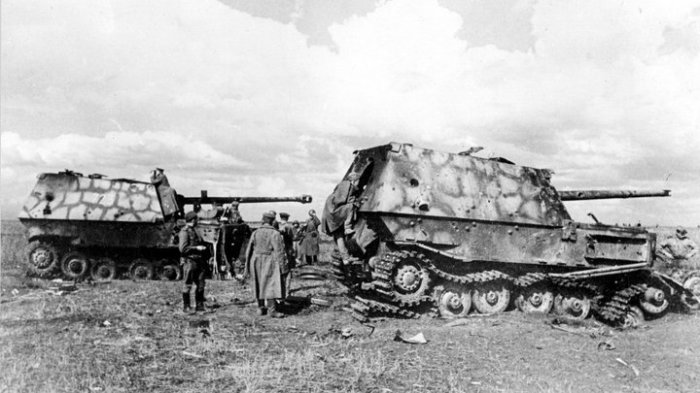 Подбитые советскими военными немецкие САУ на Курской дуге.