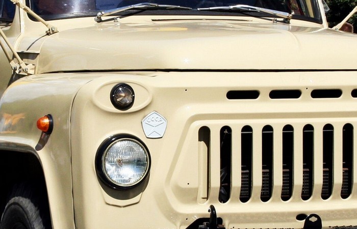 Крепился на носу машины.