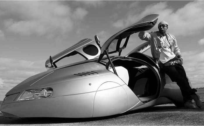 Майк Веттер и его внеземное транспортное средство.