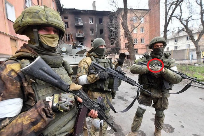 Российский военный с карабином. |Фото: ya.ru.