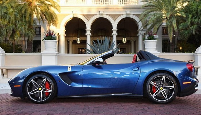 Автомобиль «Ferrari F60 America».
