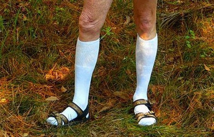 Модная тенденция: носки с сандалиями.