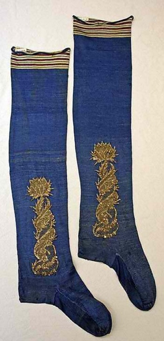 Французские шелковые чулки с вышивкой из металлической нити (конец 18-го века).