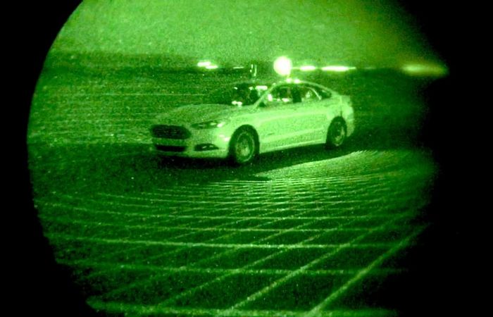 Ford тестирует автомобили в темных условиях.