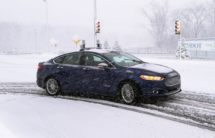 Ford тестирует автомобили в заснеженных условиях.