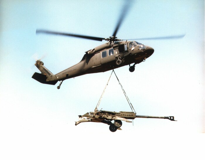 М777 транспортирует вертолет. ¦Фото: waronline.org.