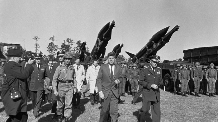 Сразу после ухода Эйзенхауэра отношения СССР и США скатятся в Карибский кризис. |Фото: fishki.net.