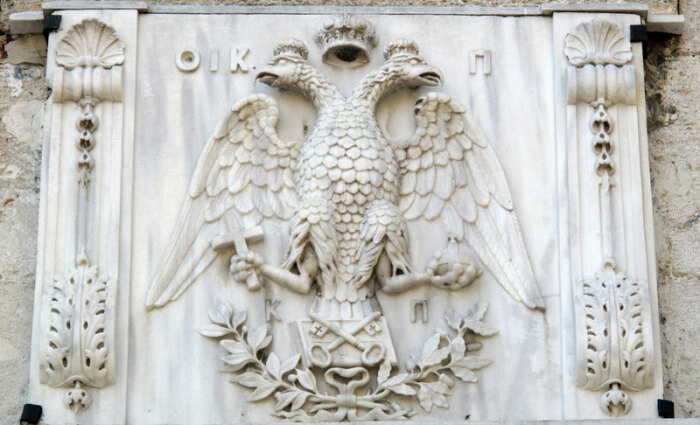 Двуглавый орел - популярный символ в геральдике. Использовался и в Византии. У греческого орла тоже три короны. |Фото: toromaiiko.com.