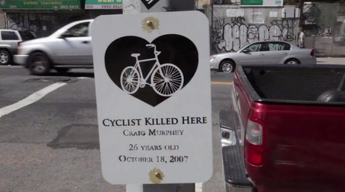 Памятная табличка на месте установки белого велосипеда.