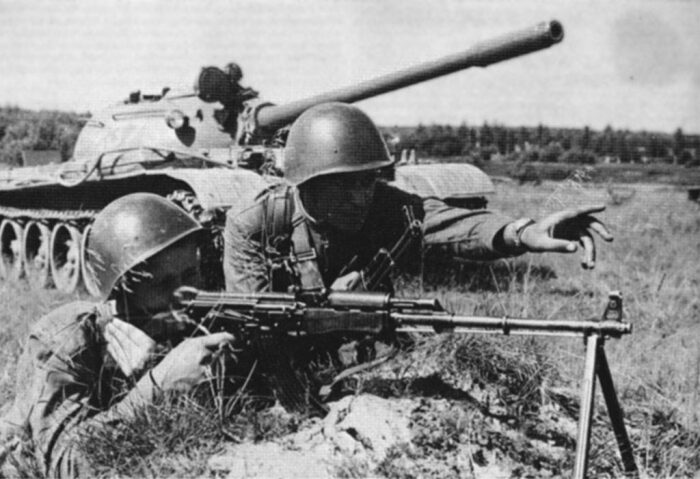 Пулемет неизменно служил советской армии. |Фото: vestidosaaf.ru.