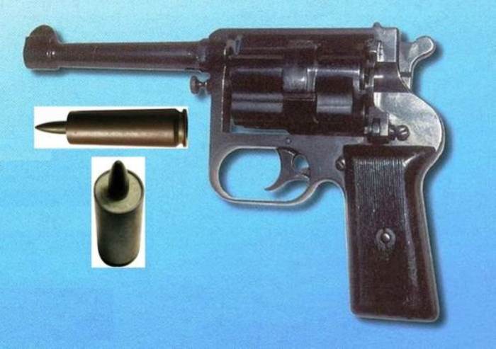 Револьвер получился крупным из-за необходимости стрелять специфическими боеприпасами.