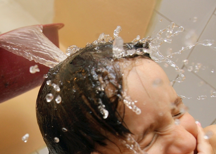 Горячая вода способствует росту волос.