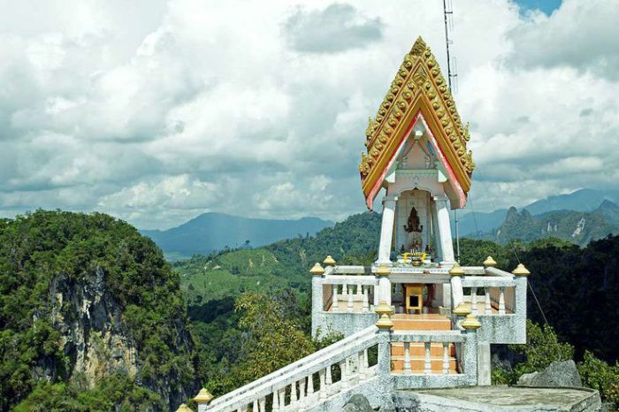 Ват Тхам Суа - храм Тигриной Пещеры.