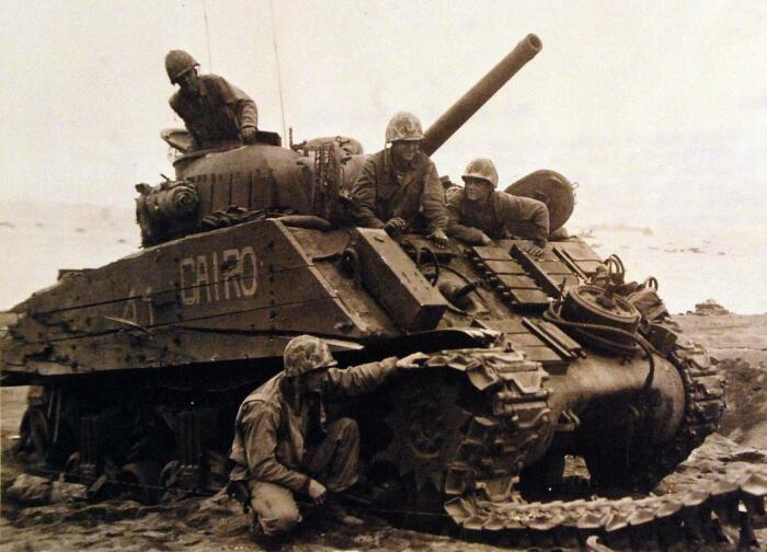 Американский танк без гусеницы на Иводзиме. ¦Фото: waralbum.ru.