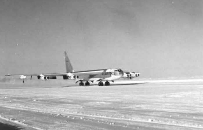 Бомбардировщик Б-52 на авиабазе Туле в Гренландии. /Фото: topwar.ru. 