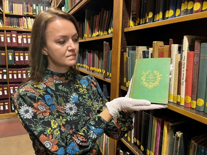 Оказалось, что книга в библиотеке Лидса была покрашена красителем Шееле. |Фото: qwizz.ru.