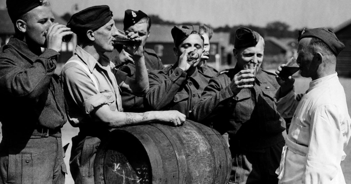 Употребление спиртного в армии - это не что-то исключительно русское или советское. |Фото: mport.ua.