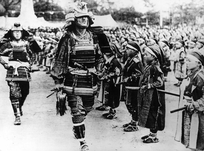 Рыцари в лаптях: почему японские самураи носили странные сандалии, а не нормальные сапоги 