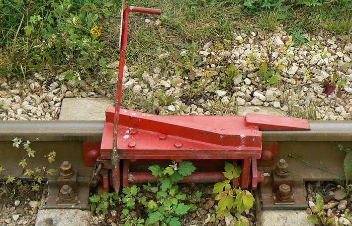 Зачем на железной дороге нужно устройство для сбрасывания поезда с рельс 