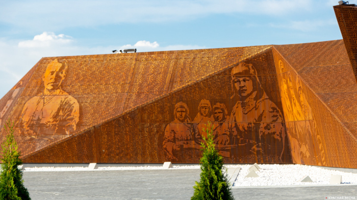 Ржевский мемориал советским солдатам из кортена. |Фото: rossaprimavera.ru.