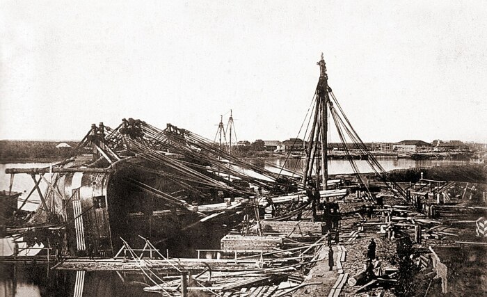Парусный корабль положенный на борт ради тимберовки. 19 век. |Фото: wikimedia.org.
