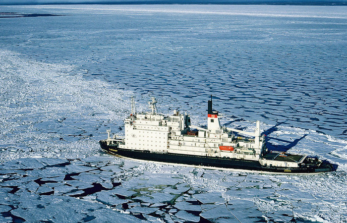 Ломают лёд толщиной до 3 метров.