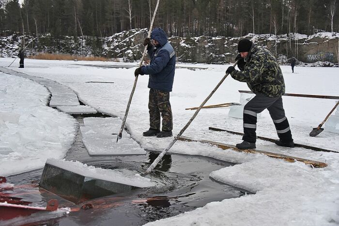Лед заготавливают всю зиму. |Фото: bezformata.com.