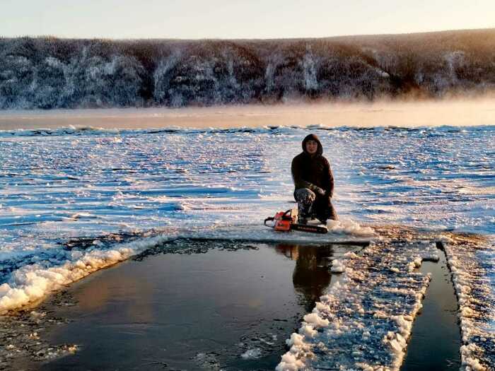 Лед режут пилой. |Фото: kyym.ru.