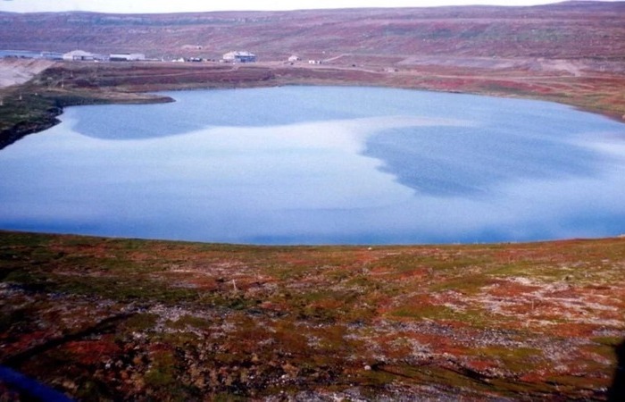 Озеро медленно умирает.