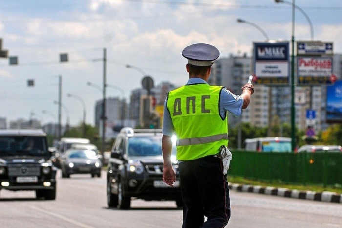 При этом инспектор обязан представиться и назвать причину проверки. /Фото: carsweek.ru.