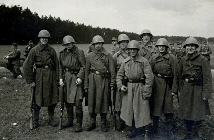Это отнюдь не советские солдаты, а немцы из подразделения диверсантов Бранденбург 800. |Фото: warspot.ru.