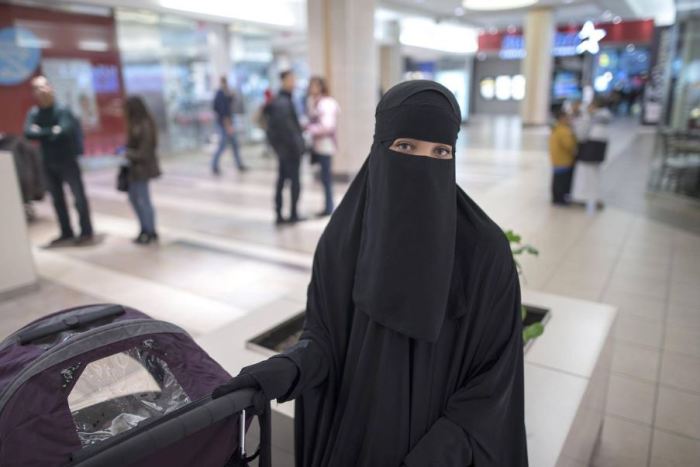 Как мусульманки с закрытыми лицами проходят в аэропортах паспортный контроль