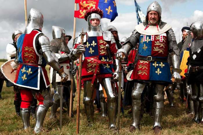 Полностью латная броня появилась почти в конце Средних веков. Большую часть времени основным средство защиты были кольчуги. |Фото: livejournal.com.