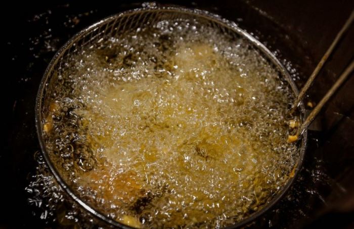Причины по которым масло брызгает на сковороде