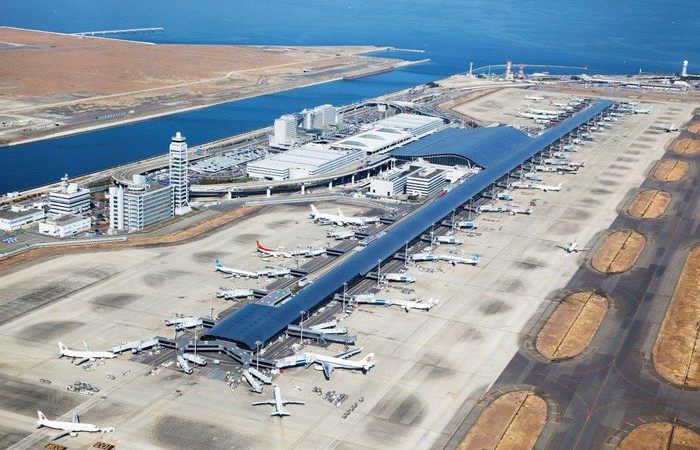 Аэропорт построили в море.