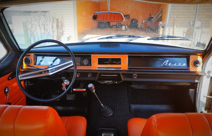 Салон был таким же.