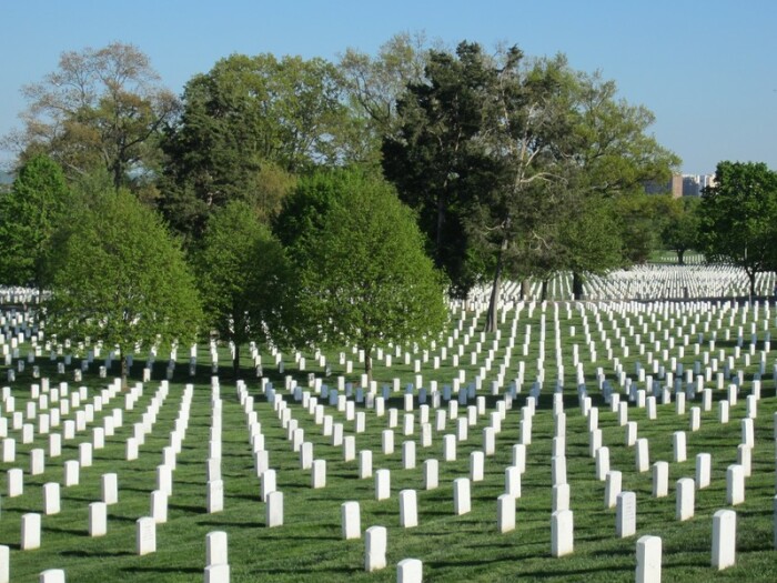 Если захоронения как по ГОСТу, то это военное кладбище. Чаще всего в сети ходят фото знаменитого Арлингтонского национального кладбища. |Фото: wikimedia.org.