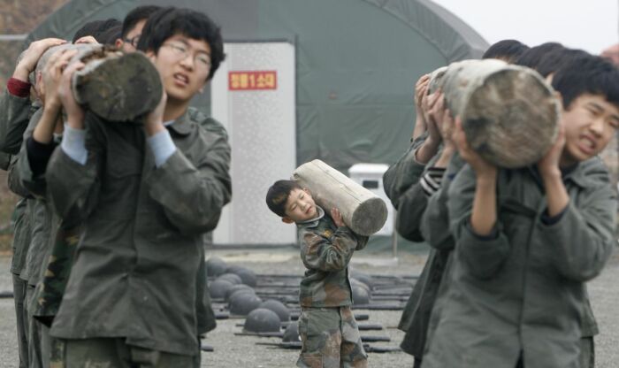 Осужденные подростки в северокорейском ГУЛАГ. Каски и автоматы лежат... это точно колония? В интернете под этой фотографией всегда пишут что это лагерь КНДР! |Фото: ya.ru.