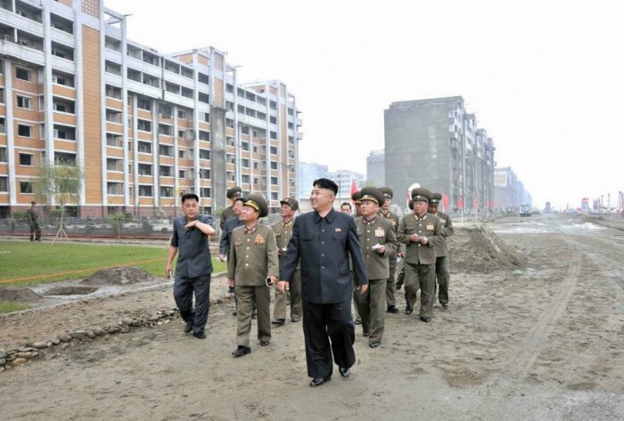 Северокорейский диктатор осматривает новые бетонные бараки с туалетом и душем для послушных рабов. |Фото: ya.ru.