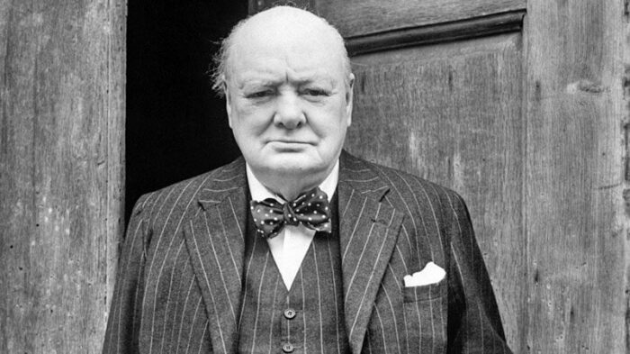 Черчилль любил приложиться к бокалу. |Фото: newslocker.com.