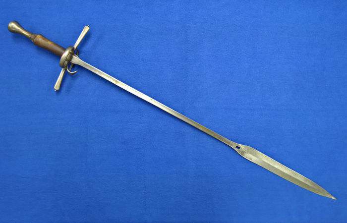 Зачем в средневековой Европе использовали странные мечи с «лопаткой» на конце лезвия