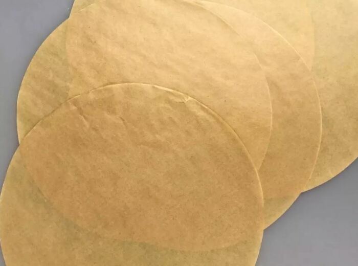 Нарезаем круги из пергаментной бумаги и стерилизуем их. |Фото: alibaba.com.