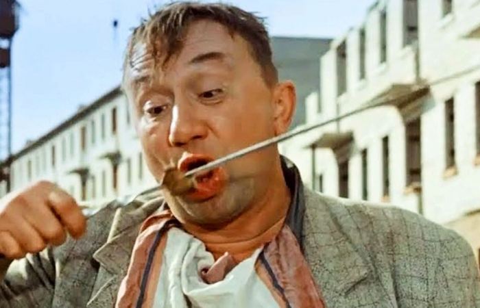 Кто не работает, тот не ест. /Фото: kinoafisha.info. Кто не работает, тот не ест. /Фото: kinoafisha.info.